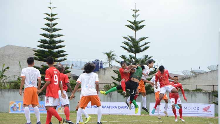 Laga perdana Pool C Liga 3 2019 Zona Sumut antara Karo United FC (baju merah) kontra Bansar FC Gebang (baju putih) di Stadion Samura, Kabanjahe, Karo, Minggu (1/9/2019) sore. Copyright: © Aldi Aulia Anwar/INDOSPORT