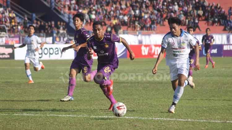 Persik Kediri versus PSIM Yogyakarta di Stadion Brawijaya, Kediri, Senin (02/08/19). Foto: Ronald Seger Prabowo/INDOSPORT Copyright: © Ronald Seger Prabowo/INDOSPORT