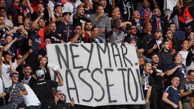 Ultras PSG dengan membentangkan spanduk untuk menyuruh Neymar pergi. Copyright: © FRANCK FIFE/Getty Images