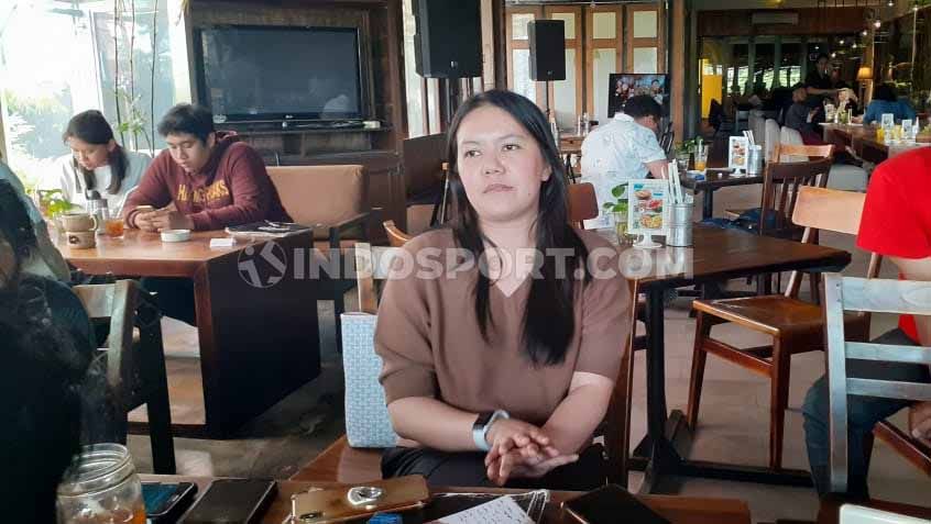 Mantan CEO PSS Sleman, Viola Kurniawati menggelar jumpa pers berkait keputusan mundur di Dixie Cafe, Yogyakarta, Selasa (03/09/19). Copyright: © Ronald Seger Prabowo/INDOSPORT