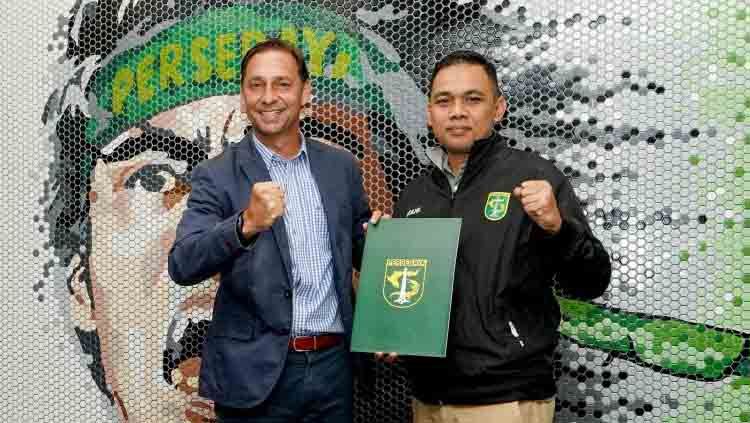 Wolfgang Pikal bersama manajer Persebaya Candra Wahyudi usai menandatangani kontrak sebagai asisten pelatih Persebaya. Copyright: © persebaya.id