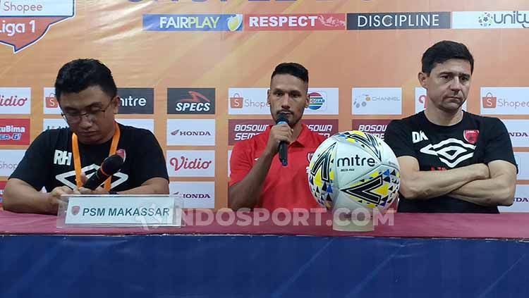 Raphael Maitimo (tengah) dan Darije Kalezic (kanan) mewakili PSM Makassar pada konferensi pers pasca melawan Persela Lamongan. Copyright: © Adriyan Adirizky/INDOSPORT