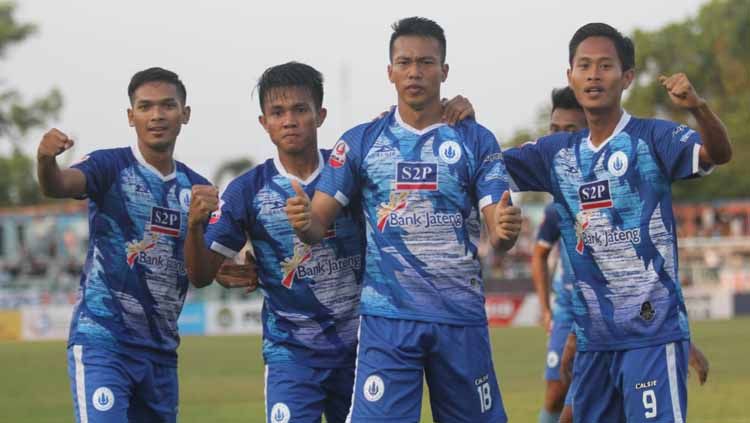 Penyerang PSCS Cilacap, Tinton Suharto berselebrasi usai mencetak gol ke gawang Aceh Babel United di Stadion Wijayakusuma, Cilacap, Selasa (03/09/19). Copyright: © Media PSCS