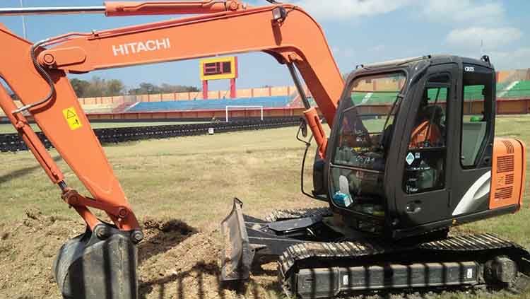 Alat berat dalam renovasi Stadion Gelora Madura. Copyright: © MO Madura United