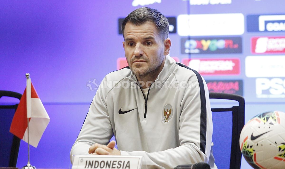Simon McMenemy resmi diberhentikan dari jabatan sebagai pelatih Timnas Indonesia, Rabu (06/11/19). Copyright: © Herry Ibrahim/INDOSPORT