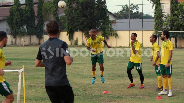 David Da Silva saat latihan di lapangan Polda Jatim, Rabu (4/9/19). Copyright: © Fitra Herdian/INDOSPORT