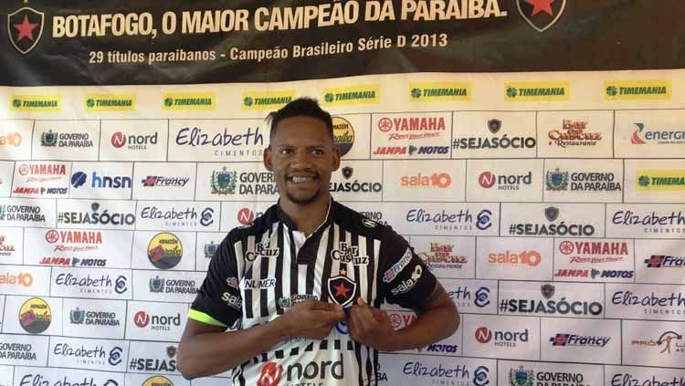 Striker asal Brasil Vanderlei Francisco yang menjalani trial bersama Semen Padang jelang putaran kedua Liga 1 2019. Copyright: © pbesportes.net/Joao da PAZ