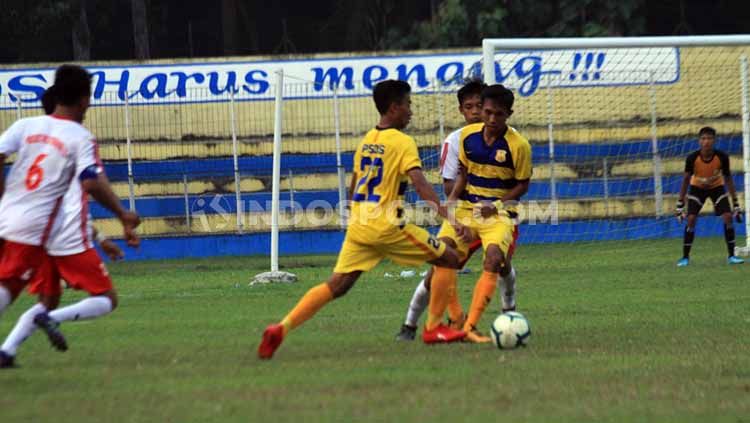 PSDS Deli Serdang (baju kuning) takluk atas PS Polres Deli Serdang dalam laga Liga 3 2019 zona Sumut grup A, di Stadion Baharuddin Siregar, Selasa (3/9/19) sore. Copyright: © Aldi Aulia Anwar/INDOSPORT