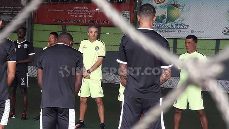 Milomir Seslija saat memimpin program latihan tim yg fokus pada recovery saat jeda paruh musim Liga 1. Copyright: © Ian Setiawan/INDOSPORT