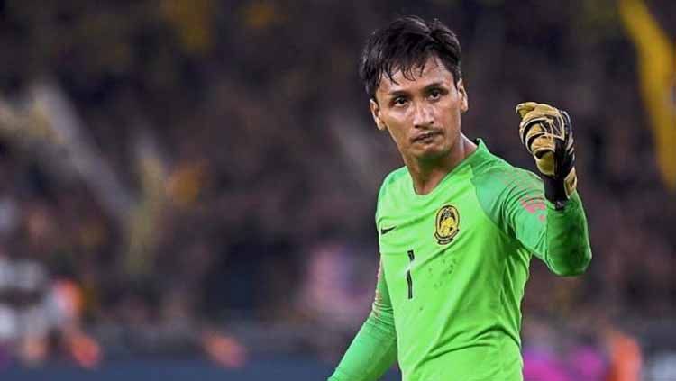 Penjaga gawang Timnas Malaysia, Farizal Marlias, mengaku hanya beruntung usai menggagalkan sepakan penalti Osas Saha, Selasa (19/11/19). Copyright: © sukansentral.com