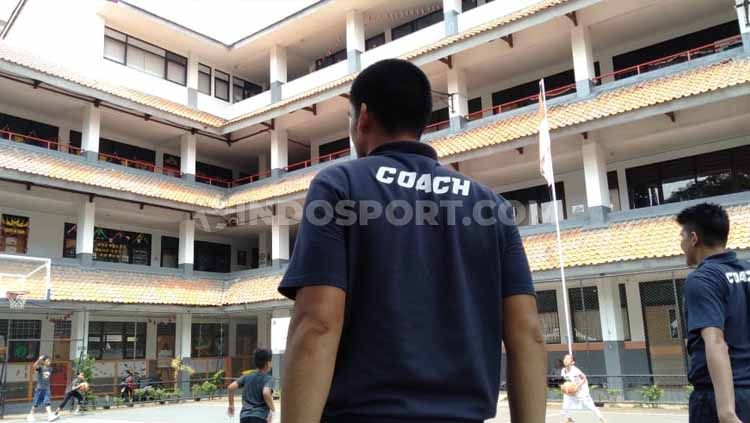 Potret Christian Ronaldo Sitepu saat jadi pelatih di Rangers Basketball Academy. Shintya Anya Maharani/INDOSPORT. Copyright: © Shintya Anya Maharani/INDOSPORT