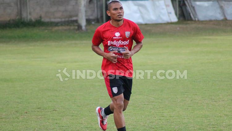 Pemain asal Sumatera Utara (Sumut), Aldino Herdianto masih menunggu kabar dari manajemen klub Liga 1 Bali United terkait masa depannya. Copyright: © Nofik Lukman/INDOSPORT