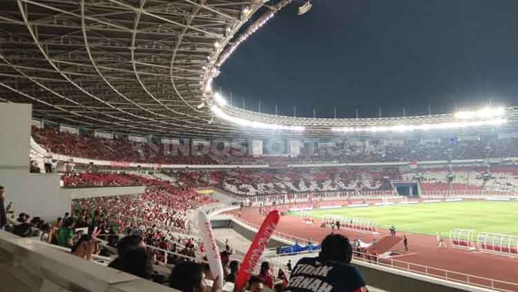 Pendukung Timnas Indonesia dan Malaysia di Stadion Gelora Bung Karno pada bentrokan Kualifikasi Piala Dunia 2022, Kamis (05/09/19). Copyright: © Zainal Hasan/INDOSPORT