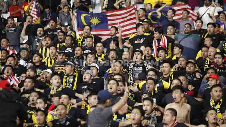 Pendukung Timnas Malaysia yang datang langsung ke Stadion Utama Gelora Bung Karno, Kamis (9/5/19). Foto: Herry Ibrahim/INDOSPORT Copyright: © Herry Ibrahim/INDOSPORT