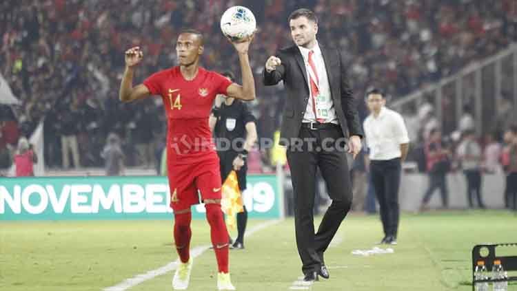 Ruben Sanadi tampak mendapatkan instruksi dari sang pelatih Simon McMenemy, Kamis (05/09/2019). Copyright: © Herry Ibrahim/INDOSPORT