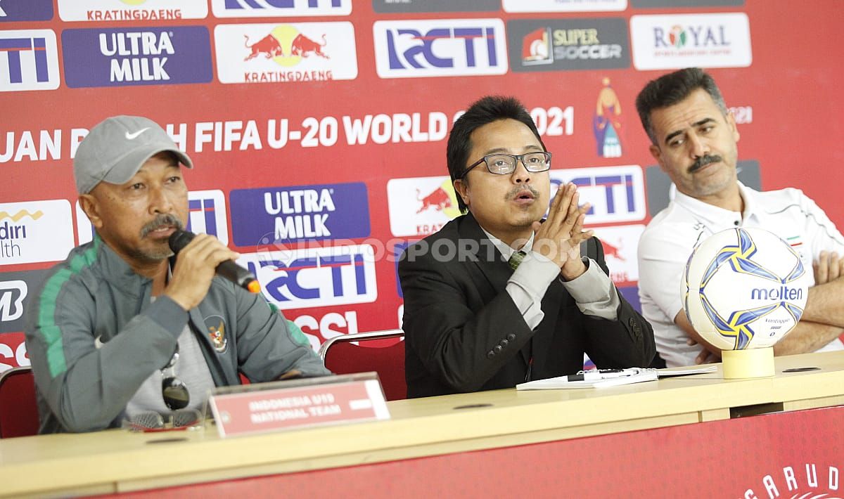 Jumpa pers jelang laga uji coba antara Indonesia U-19 melawan Iran U-19 yang dihadiri pelatih Indonesia Fakhri Husaini dan pelatih Iran Sayed Akbar Pour Maousavi di Media Center Stadion Patriot Bekasi, Jumat (6/9/19). Copyright: © Herry Ibrahim/INDOSPORT