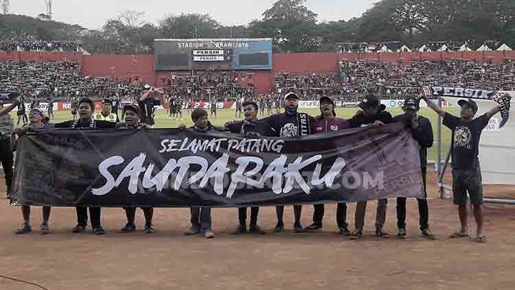 Suporter Persik saat menyambut suporter Solo. Copyright: © Ian Setiawan/INDOSPORT