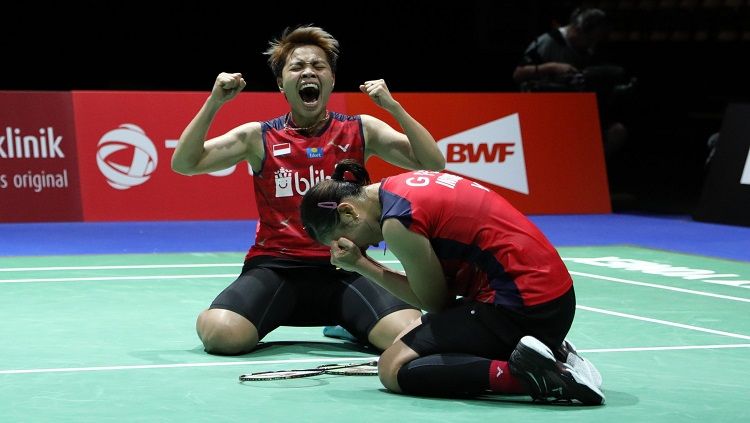 Pebulutangkis ganda putri Indonesia, Greysia Polii/Apriyani Rahayu, merayakan kemenangan di atas lapangan. Copyright: © PBSI