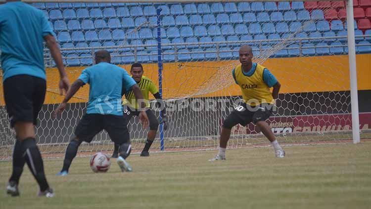 Winger Sriwijaya FC, Yohanis Nabar saat mencari ruang tembak dalam sesi latihan. Copyright: © Muhammad effendi/INDOSPORT