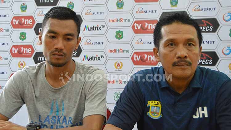 Pelatih Perserang Serang, Jaya Hartono (kanan) dan pemainnya, Idang Novriza Ali (kiri), dalam temu pers. Copyright: &copy; Aldi Aulia Anwar/INDOSPORT