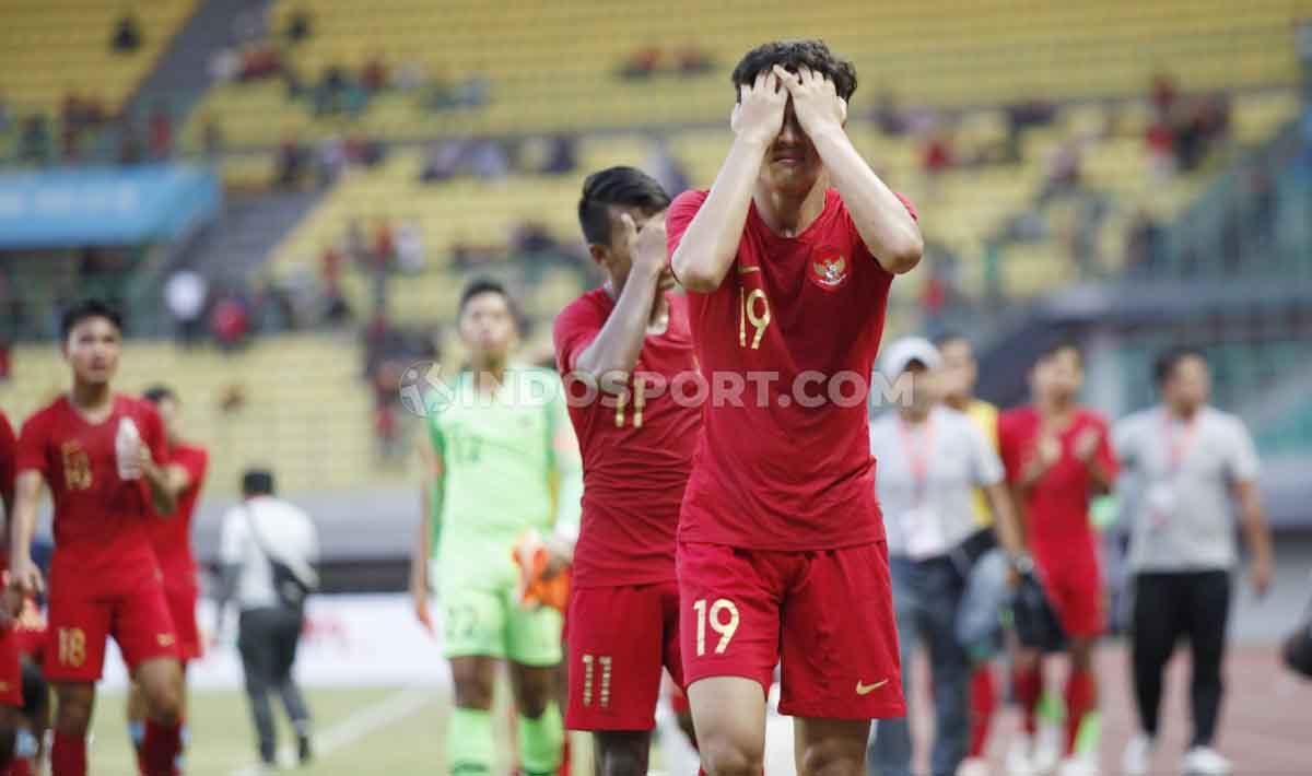 Eskpresi wajah lesu ditunjukan oleh para pemain Timnas Indonesia U-19 di Stadion Patriot. Copyright: © Herry Ibrahim/INDOSPORT