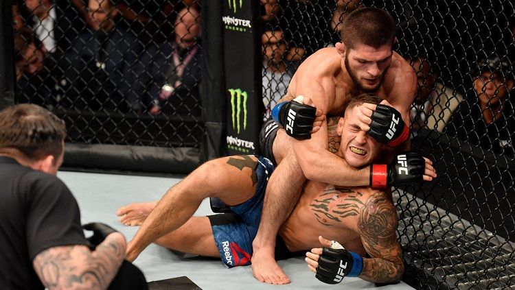 Khabib Nurmagomedov sukses mengalahkan Dustin Poirier dalam duel unifikasi gelar juara kelas ringan di ajang UFC 242. Copyright: © rt.com