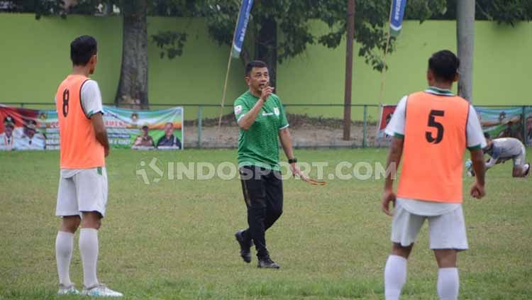 Jafri Sastra saat memimpin latihan perdana bersama PSMS Medan, di Stadion Kebun Bunga. Copyright: © Aldi Aulia Anwar/INDOSPORT