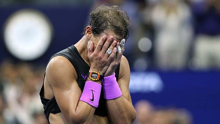 Rafael Nadal mengalami kejadian tidak menyenangkan namun kocak di Australian Open 2023. Foto: Matthew Stockman/Getty Images. Copyright: © Matthew Stockman/Getty Images