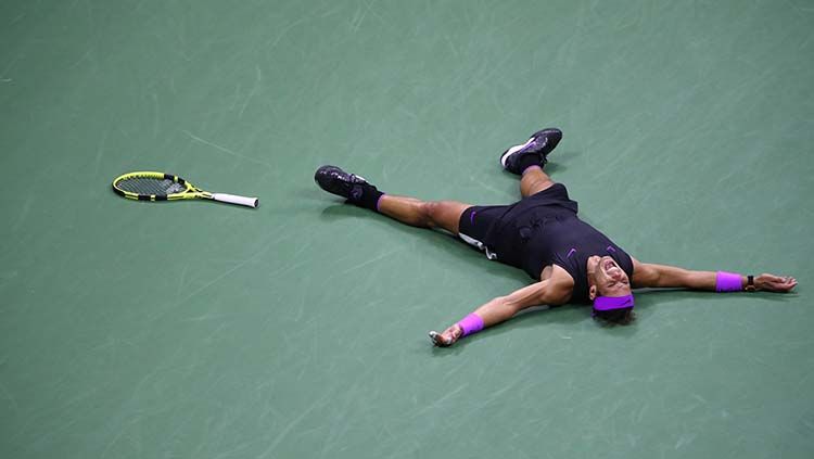 Gaya selebrasi Rafael Nadal usai mengalahkan petenis Rusia, Daniil Medvedev dalam laga final 5 set AS Terbuka 2019. Copyright: © Clive Brunskill/Getty Images