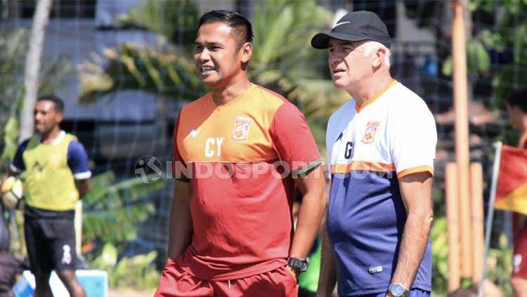 Charis Yulianto dan Mario Gomez saat masih melatih di Borneo FC pada Liga 1 2019. Copyright: © Ian Setiawan/INDOSPORT
