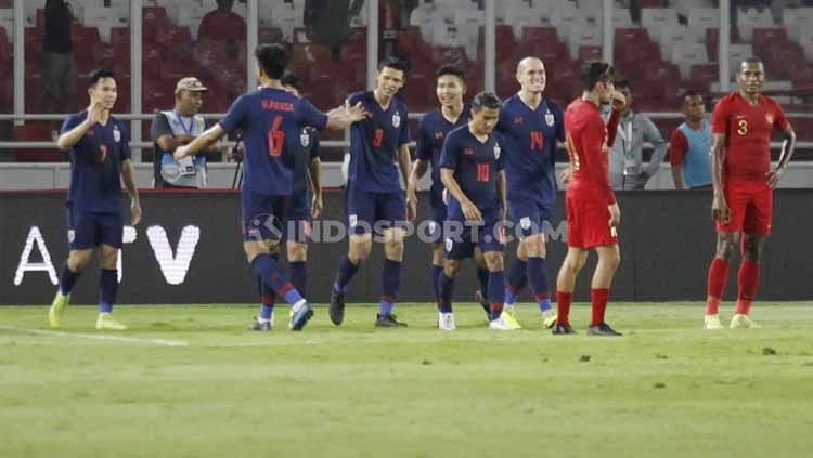 Para pemain Thailand berselebrasi usai mencetak gol ke gawang Timnas Indonesia di Kualifikasi Piala Dunia 2022, Selasa (10/09/2019) lalu. Copyright: © Herry Ibrahim/INDOSPORT