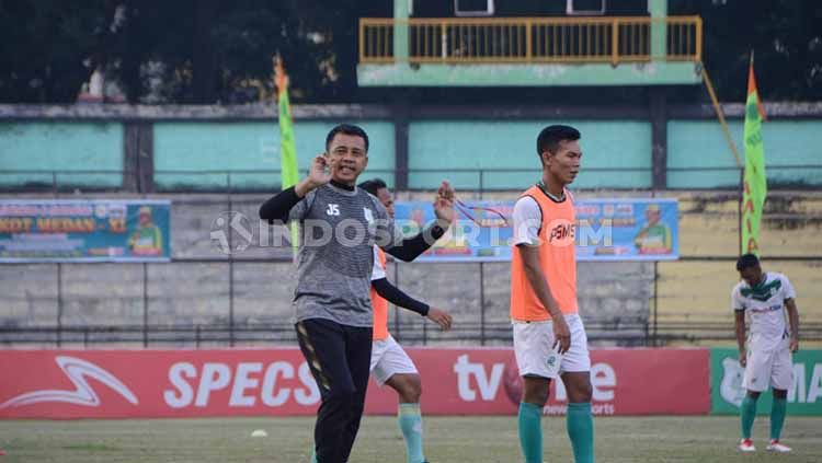 Pelatih PSMS Medan, Jafri Sastra, saat pimpin timnya latihan di Stadion Teladan, Medan, Selasa (10/9/2019) sore. Copyright: © Aldi Aulia Anwar/INDOSPORT