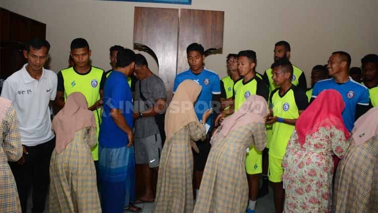 Suasana acara Ngalap Berkah Muharram skuat Arema FC bersama anak-anak panti asuhan di Stadion Kanjuruhan. Copyright: © Ian Setiawan/INDOSPORT