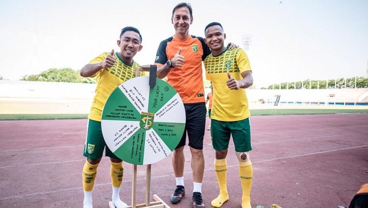 Wolfgang Pikal berfoto dengan wheel of fortune. Copyright: © Media Persebaya