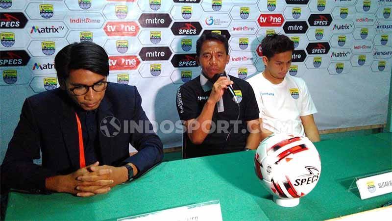 Pelatih Blitar Bandung United, Budiman (tengah) saat konferensi pers seusai pertandingan. Copyright: © Arif Rahman/INDOSPORT