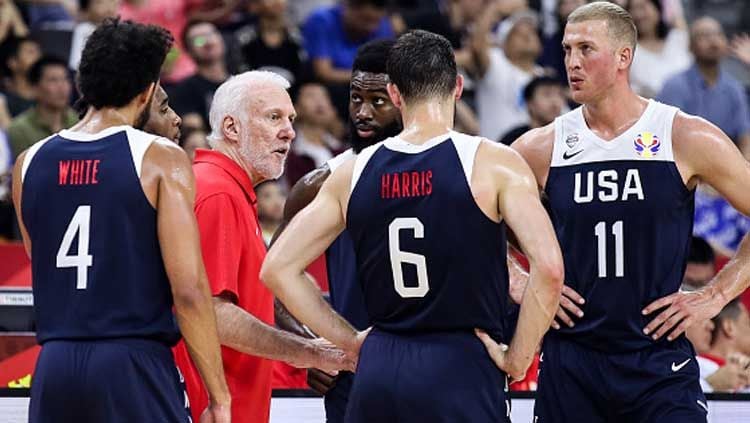 Tim Amerika Serikat di FIBA World Cup 2019 mendapat arahan dari pelatih mereka, Gregg Popovich (merah) Copyright: © Zhizhao Wu/Getty Images