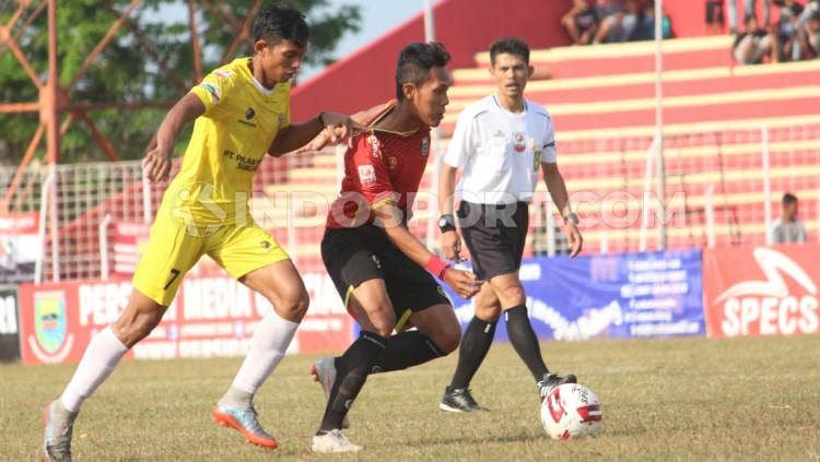 Pemain Persibat dan Perserang Saling Berebut Bola pada Laga Liga 2 Pekan ke-16. (Foto: Alvin Syaptia Pratama/INDOSPORT). Copyright: © Alvin Syaptia Pratama/INDOSPORT
