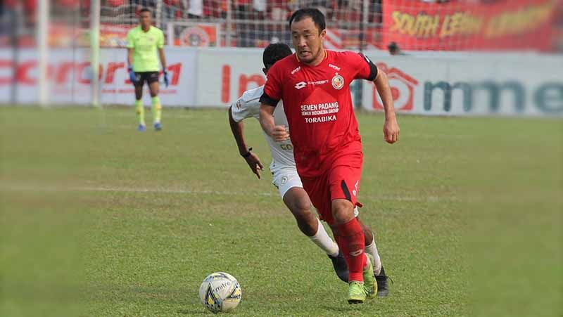 Gelandang Semen Padang, Yo Hyun-koo, dalam laga kontra PSS Sleman, Jumat (13/9/19). Copyright: © Media Semen Padang