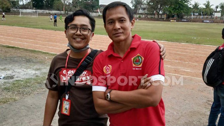 I Made Kadek Wardana (kanan) saat berpose dengan rekannya usai laga Gianyar melawan Denpasar di Stadion Debes Tabanan, Kamis (12/09/2019). Copyright: © Nofik Lukman Hakim/INDOSPORT