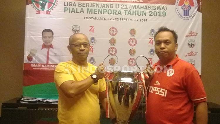 Kabid Olahraga Pendidikan Deputi Kebudayaan Olahraga Kemenpora Ari Mulyadi (kiri) memamerkan Piala Menpora U-21. Copyright: © Ronald Seger Prabowo/INDOSPORT