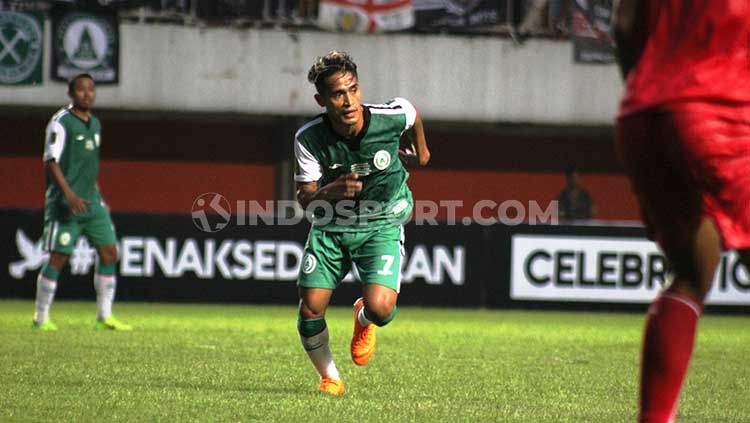Pemain PSS Sleman asal Tulehu, M. Sidik Saimima, dalam pertandingan Liga 1 2019. Copyright: © Ronald Seger/INDOSPORT