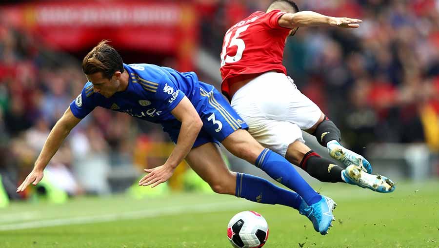 Harapan Chelsea mendatangkan bek kiri Leicester City, Ben Chilwell terancam pupus akibat cedera yang membekapnya. Copyright: © Mark Thompson/Getty Images