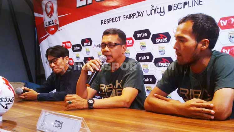 Pelatih PSMS Medan, Jafri Sastra (tengah) saat konferensi pers di Graha Persib, Jalan Sulanjana, Kota Bandung, Senin (16/09/2019). Copyright: © Arif Rahman/INDOSPORT