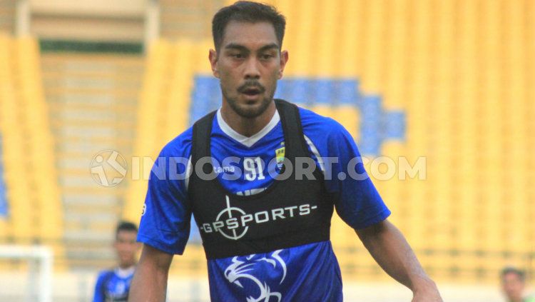 Omid Nazari bakal mendapatkan pengalaman pertamanya bermain di Bali setelah resmi berseragam Persib Bandung di Shopee Liga 1 2019. Copyright: © Arif Rahman/INDOSPORT