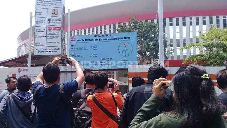 Diundang kunjungan FIFA ke Stadion Manahan, awak media justru diusir pihak keamanan. Copyright: © Ronald Seger Prabowo/INDOSPORT