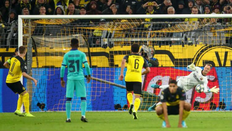 Penyelamatan penalti kiper Barcelona, Ter Stegen, di laga melawan Dortmund pada match day 1 Liga Champions 2019/20 Grup F, Rabu (18/09/19) dini hari WIB. Copyright: © Fox Soccer