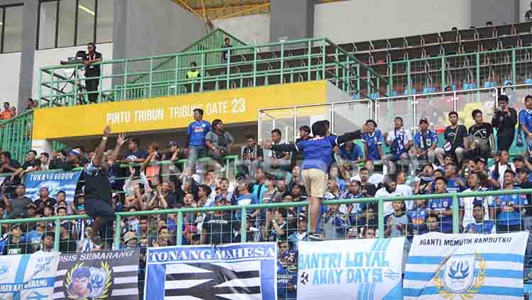 Aksi suporter PSIS ketika mendukung klub kesayangannya saat melawan Persija di Stadion Patriot Candrabhaga, Bekasi. Copyright: © Alvin Syaptia Pratama/INDOSPORT