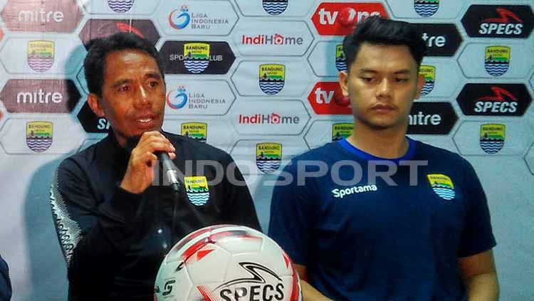 Penjaga gawang Blitar Bandung ‎United, Ade Candra Sena (kanan) saat konferensi pers di Stadion Siliwangi, Kota Bandung, Selasa (17/09/2019). Copyright: © Arif Rahman/INDOSPORT