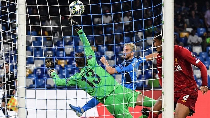 Momen Adrian menghempaskan bola hasil penempatan yang sulit dari Dries Mertens Copyright: © ANDREAS SOLARO/AFP/Getty Images