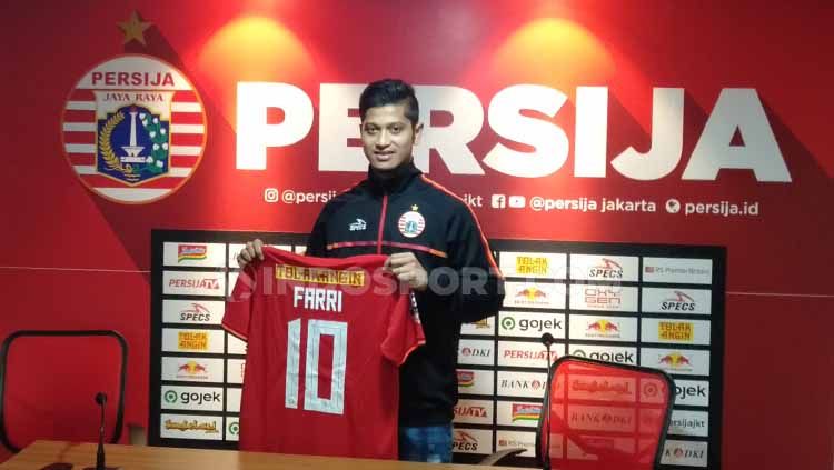 Farri Agri resmi bergabung ke Persija Jakarta dengan nomor punggung yang dikenal keramat, yakni nomor 10. Copyright: © Shintya Anya Maharani/INDOSPORT